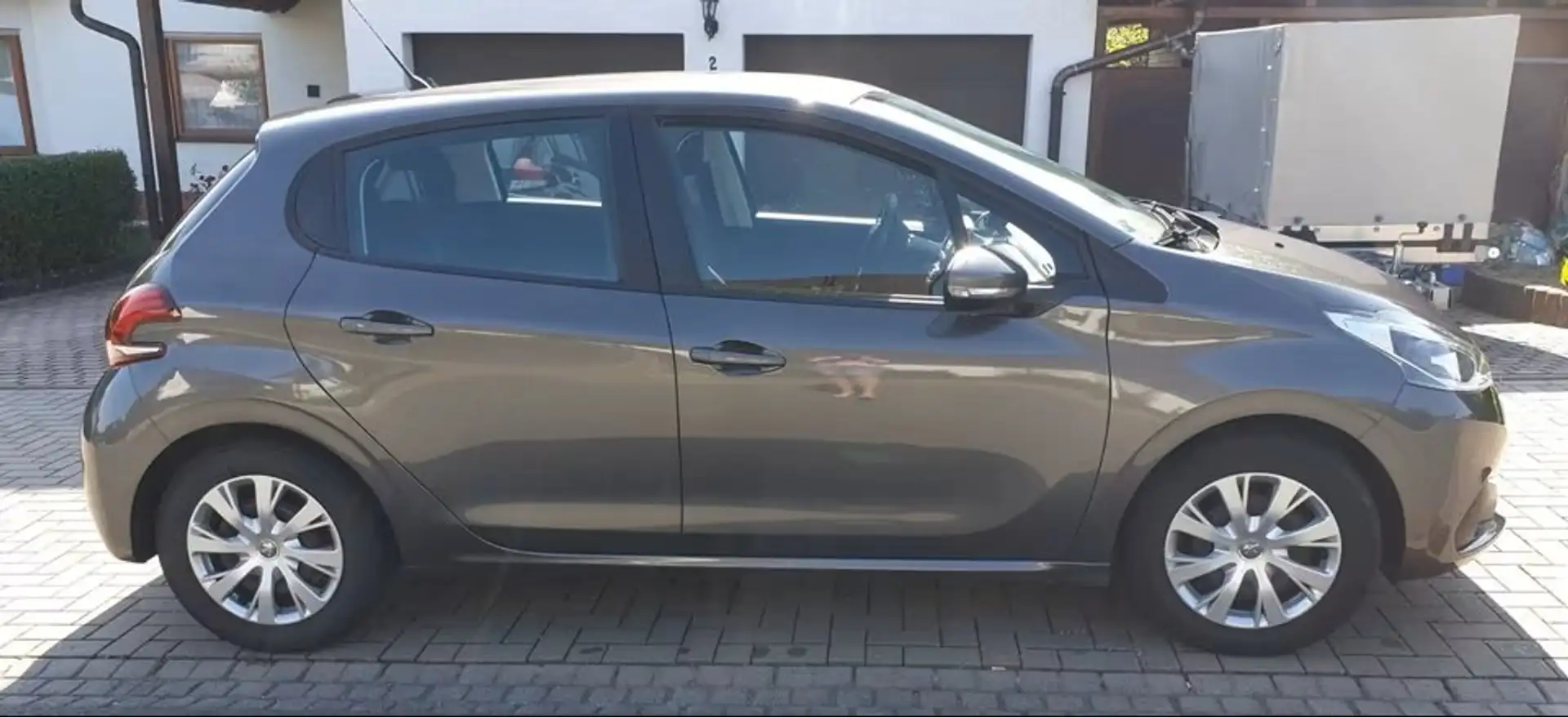 Peugeot 208 208  5-Türer PureTech 82 Start Grau - 2