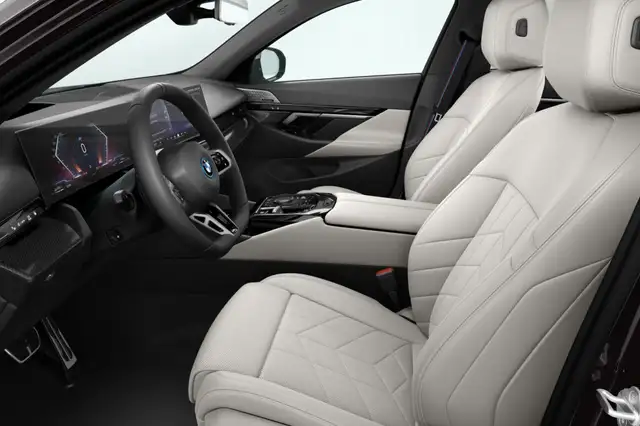 BMW 5 Series view 4