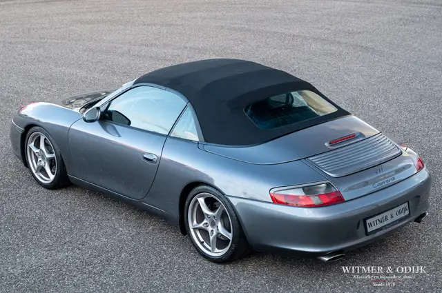 Porsche 911 view 4