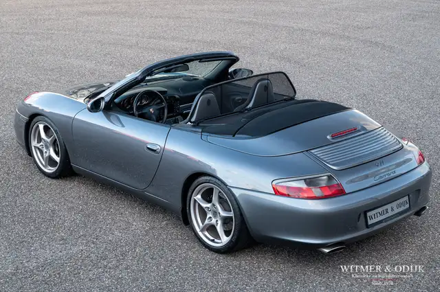 Porsche 911 view 8