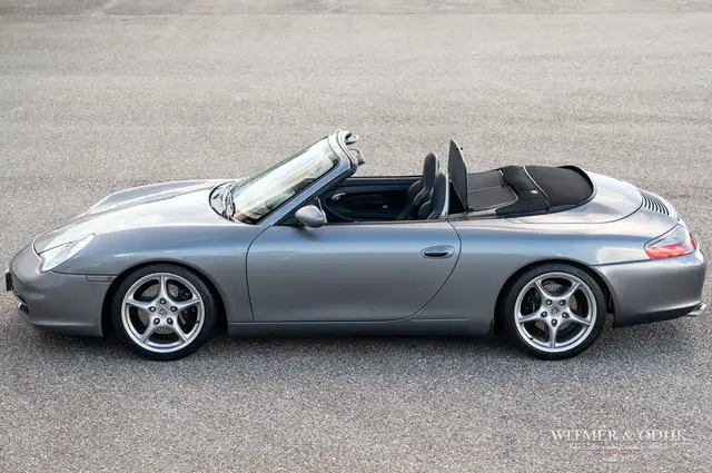 Porsche 911 view 3