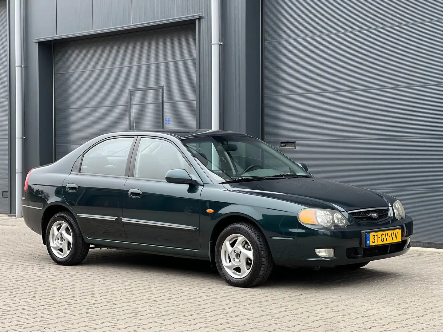 Kia Shuma 1.6-16V LS 5DRS AIRCO TREKHAAK LMV Grün - 2