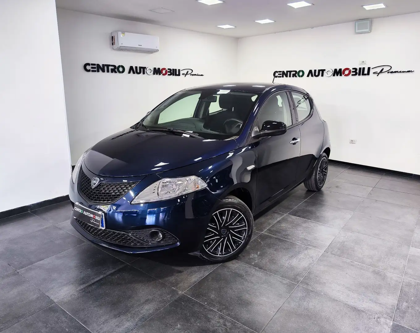 Lancia Ypsilon 1.0 FireFly 5 porte S&S Hybrid Ecochic Gold UNICO Blu/Azzurro - 1