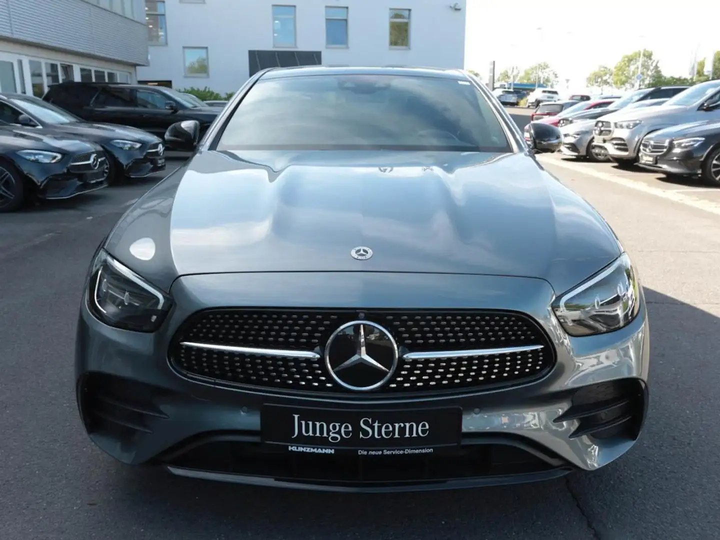 Mercedes-Benz E 300 e 4M AMG Night Panorama 360° AHK Distronic Grau - 2