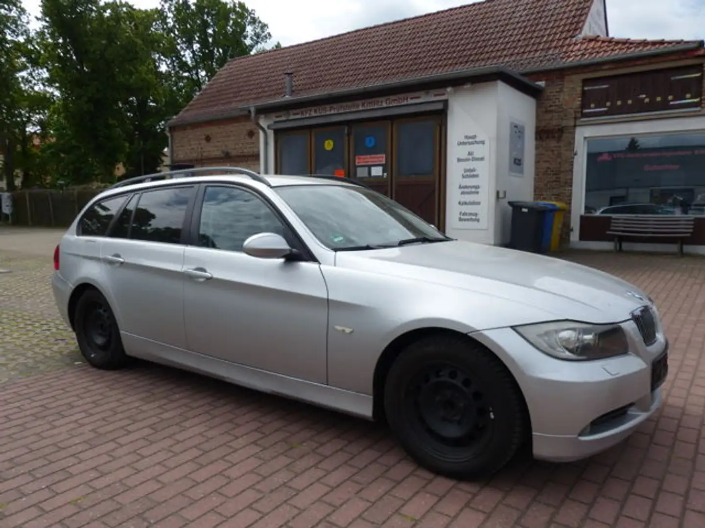 BMW 320 i Touring Autom.,Xenon,Tempo.,Sitzh.,Navi Silber - 2