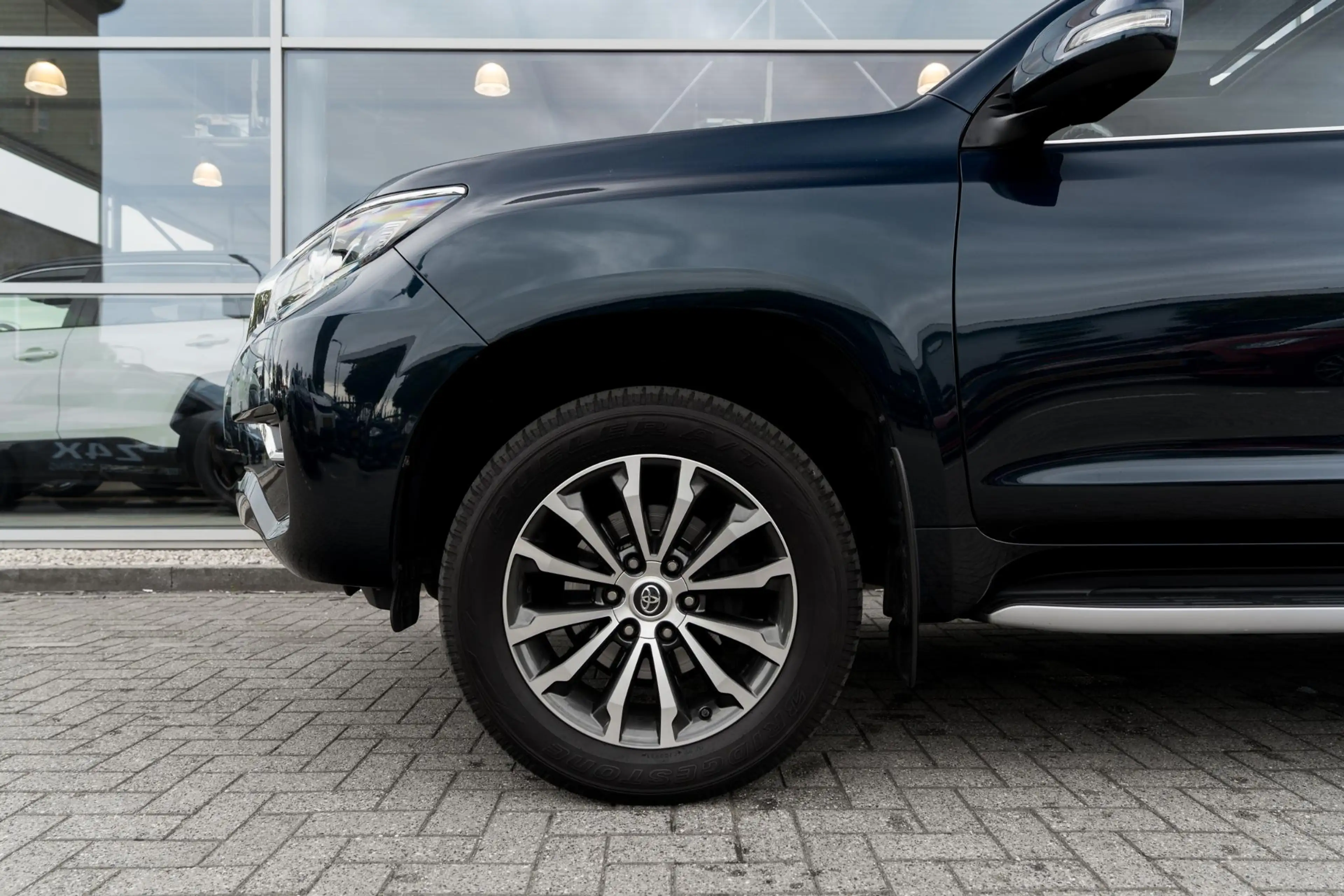 Toyota Land Cruiser 2.8 D-4D-F Executive Blind Van — photo 17