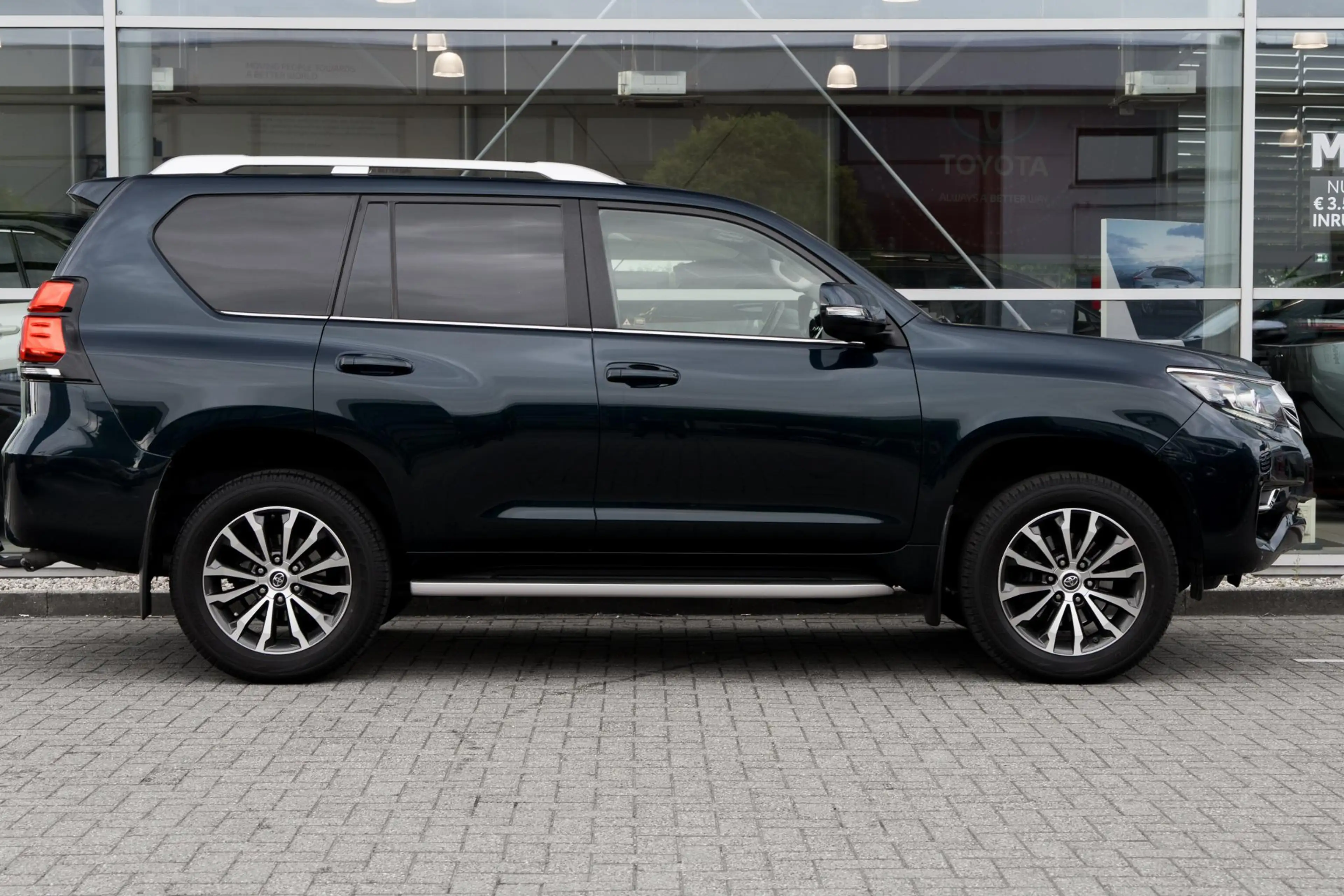 Toyota Land Cruiser 2.8 D-4D-F Executive Blind Van — photo 3