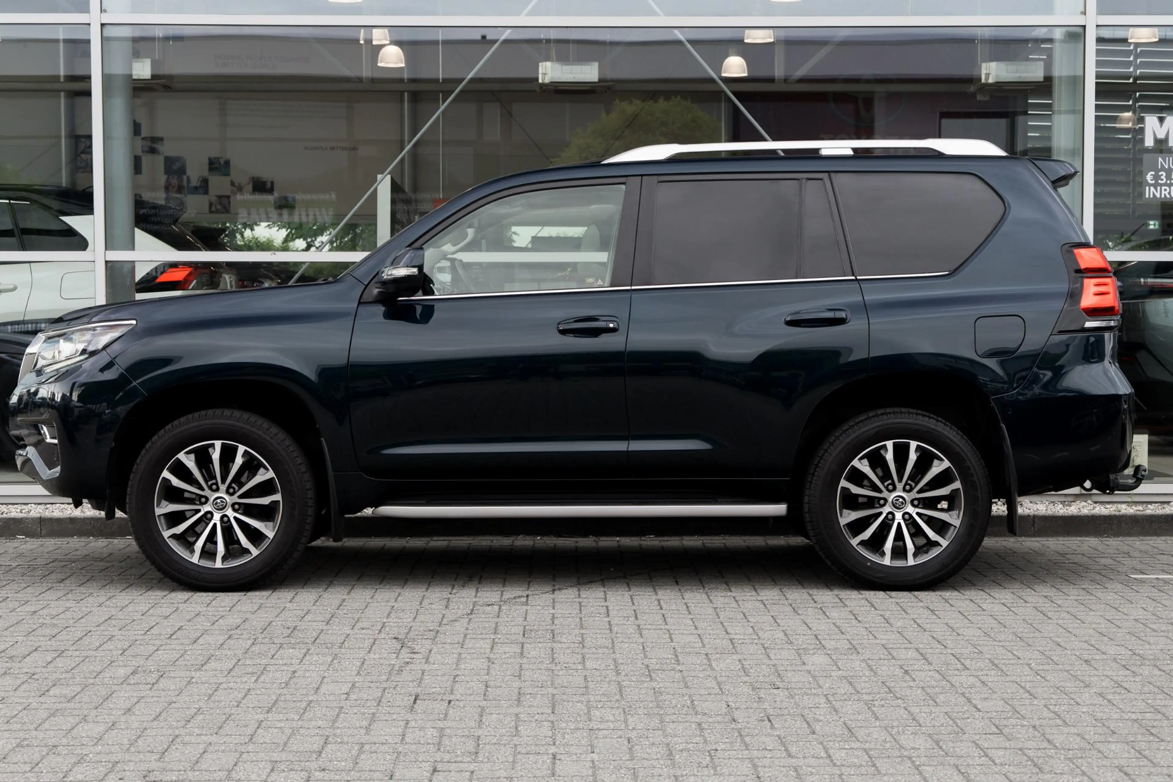 Toyota Land Cruiser 2.8 D-4D-F Executive Blind Van — photo 9