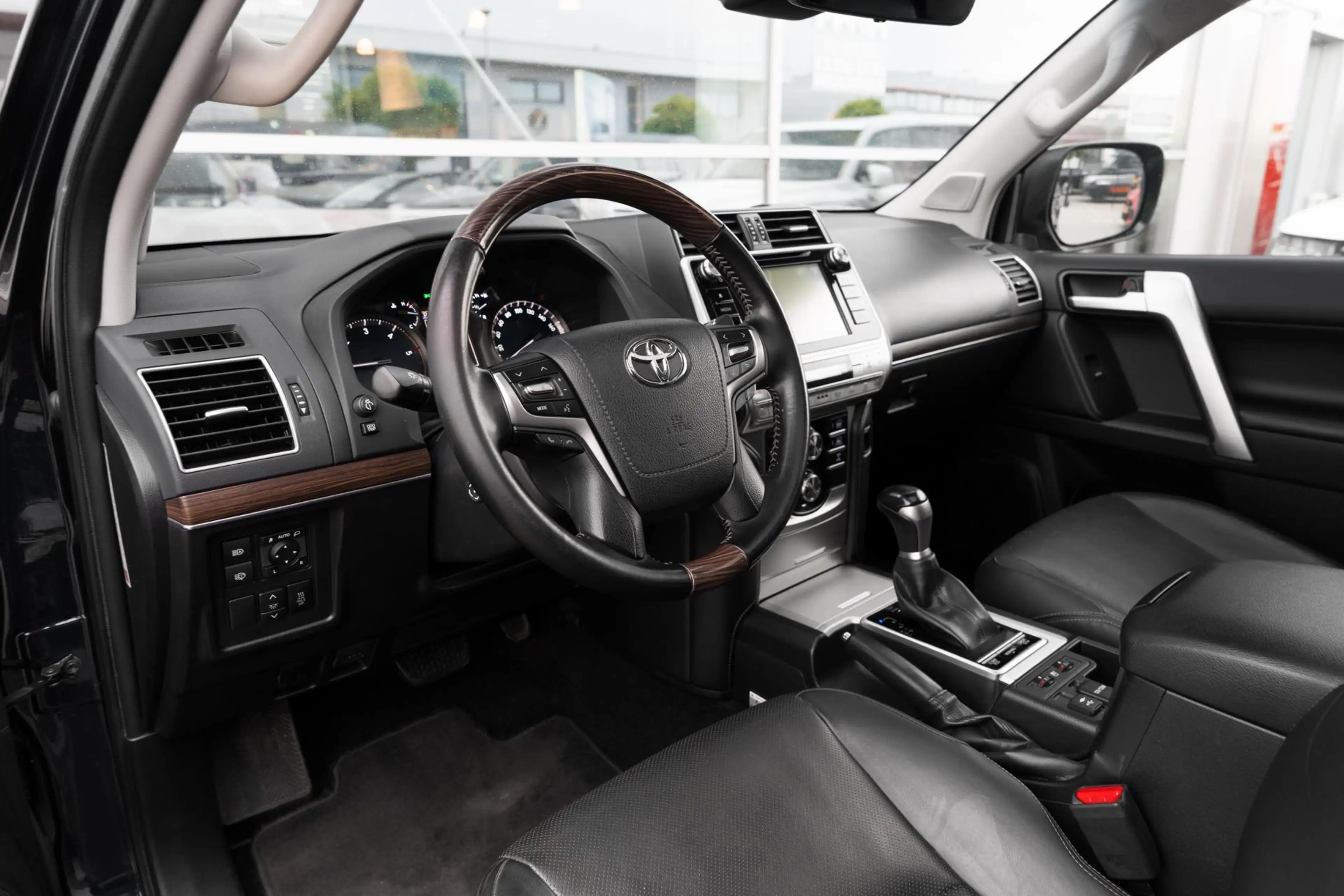 Toyota Land Cruiser 2.8 D-4D-F Executive Blind Van — photo 4