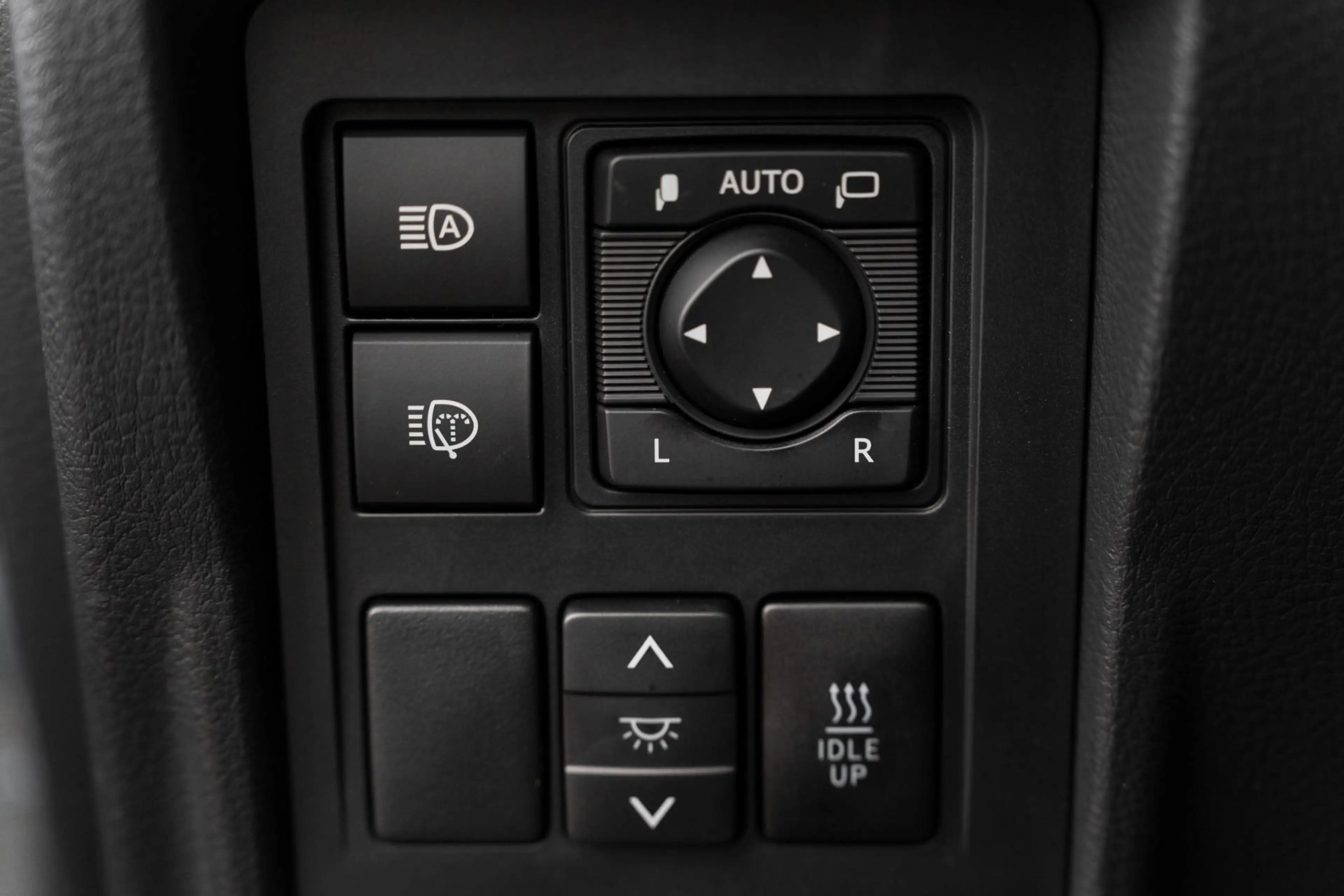Toyota Land Cruiser 2.8 D-4D-F Executive Blind Van — photo 32