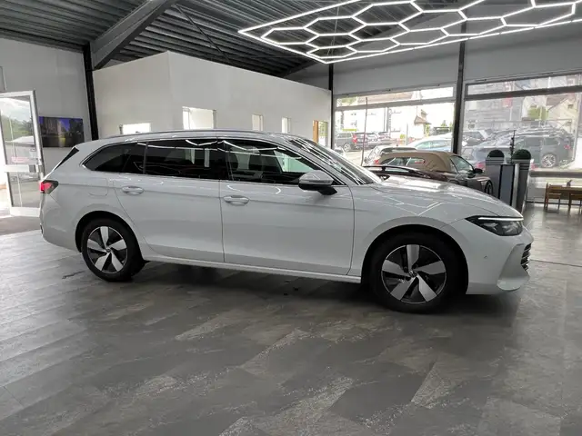 Volkswagen Passat view 10