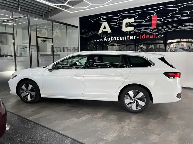 Volkswagen Passat view 4