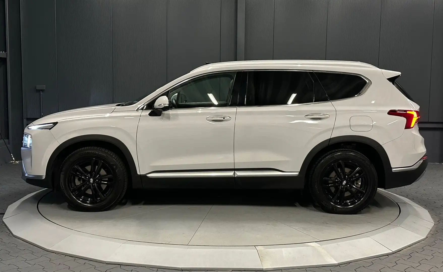 Hyundai SANTA FE Prime Plug-In Hybrid 4WD *PANORAMA*Metallic* Bílá - 2