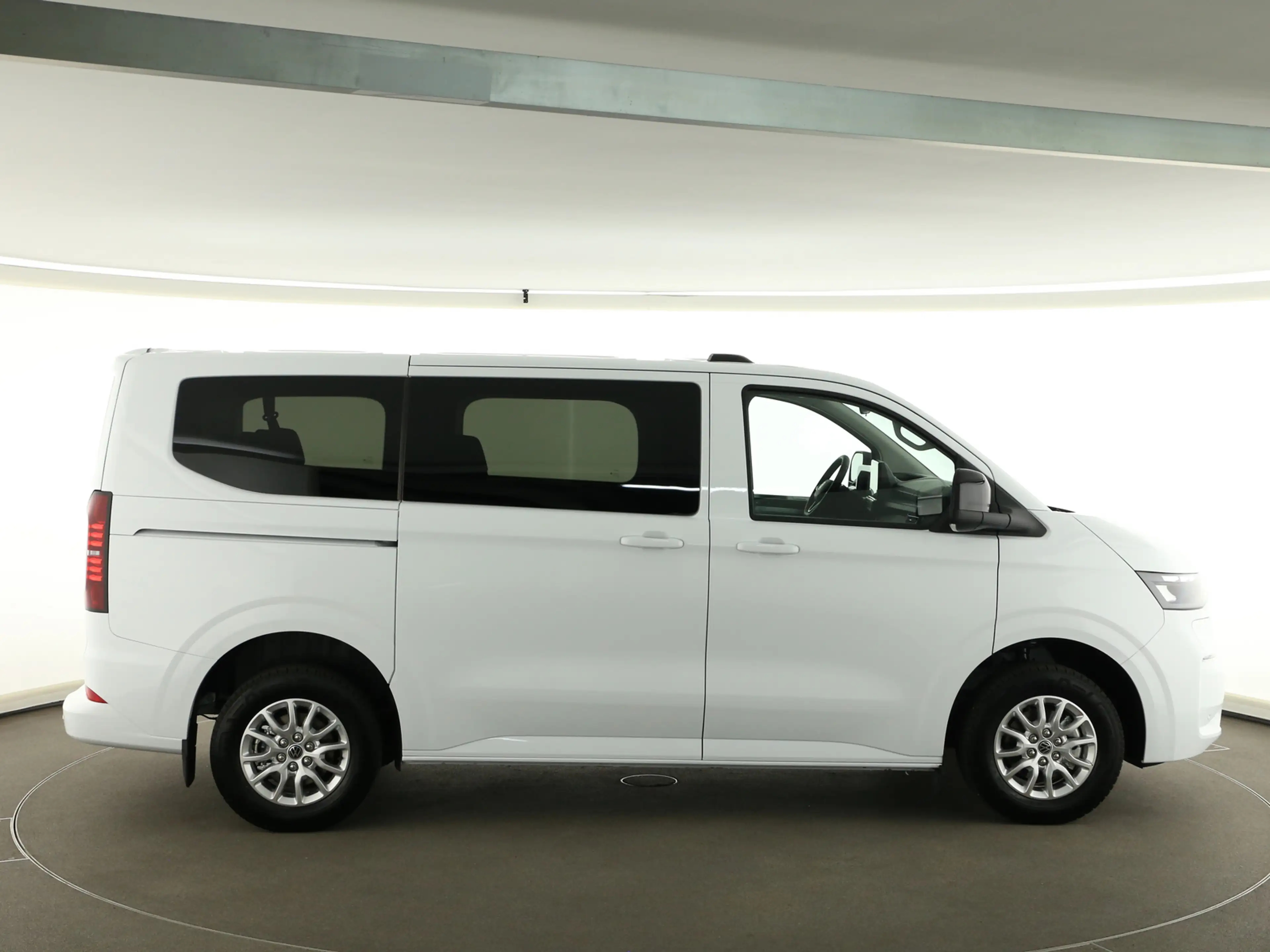 Volkswagen T7 Caravelle Life BEV 1-Gang e-Caravelle — photo 8