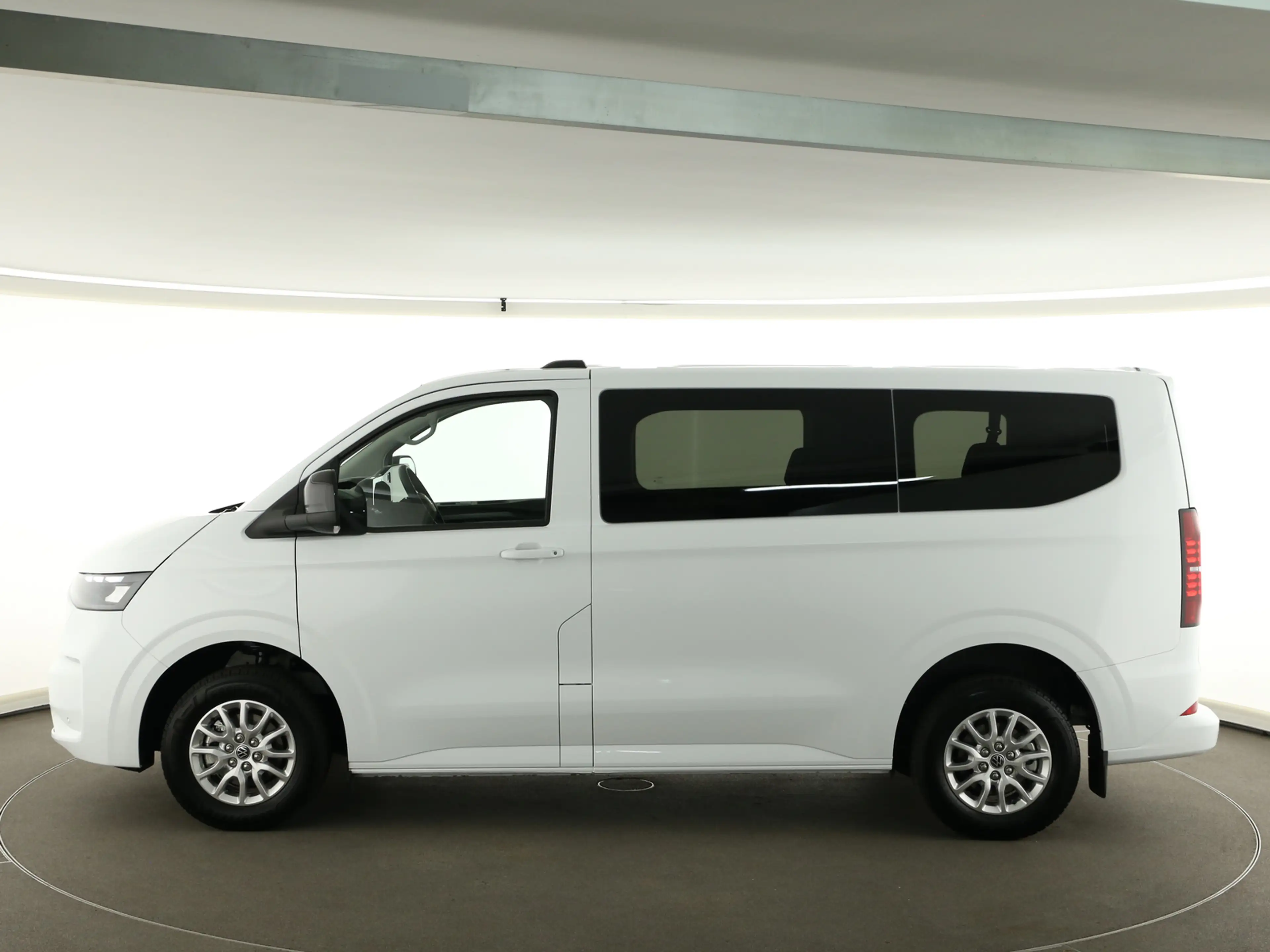 Volkswagen T7 Caravelle Life BEV 1-Gang e-Caravelle — photo 4