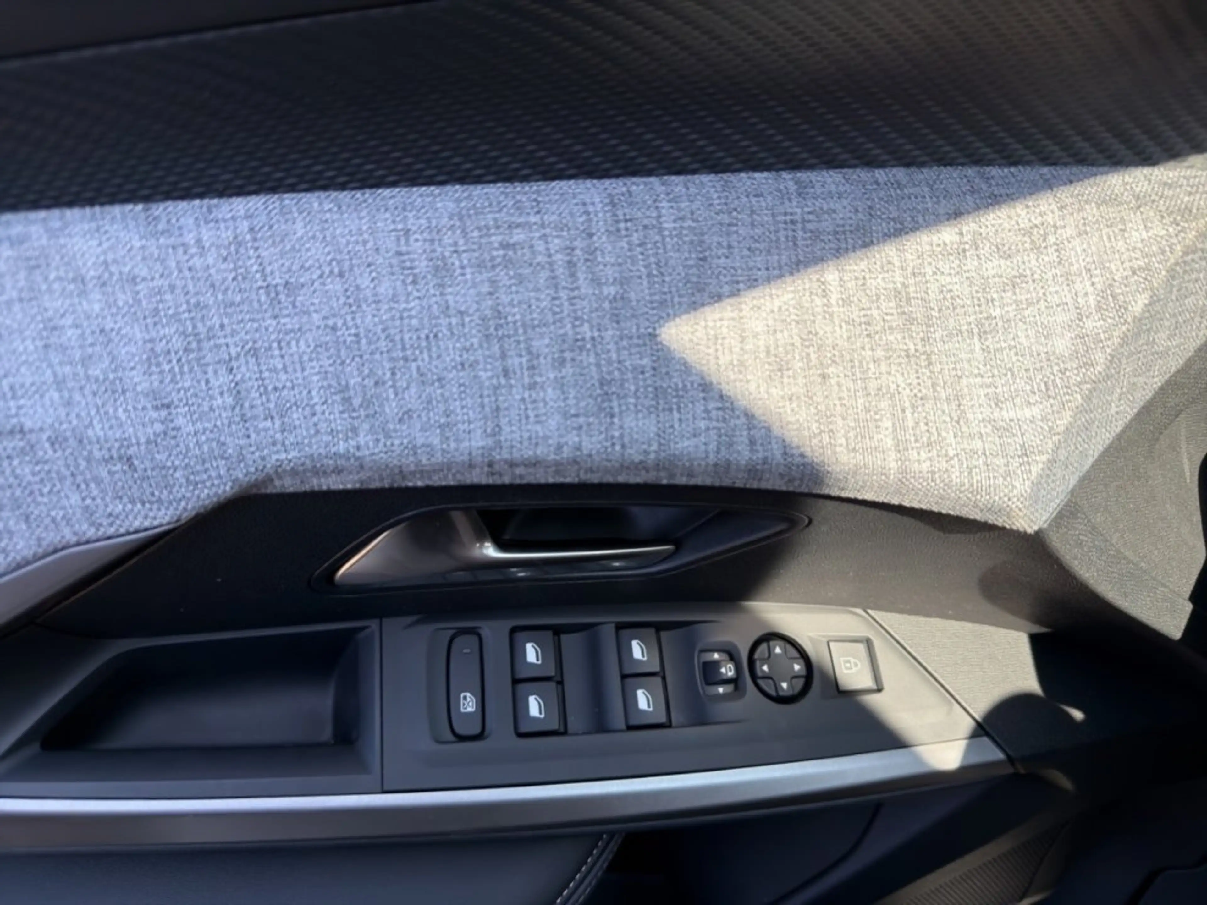 Peugeot 5008 ALLURE Hybrid 145 e-DCS6 — photo 15