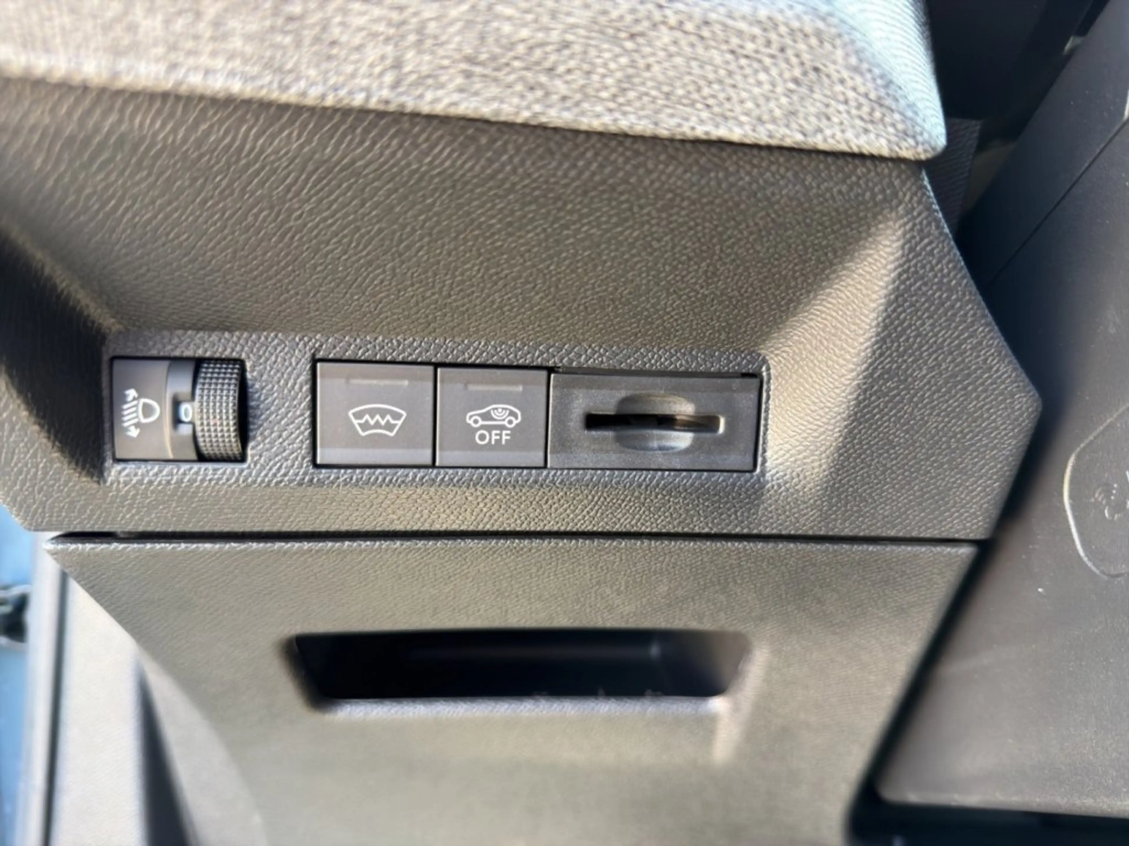 Peugeot 5008 ALLURE Hybrid 145 e-DCS6 — photo 13