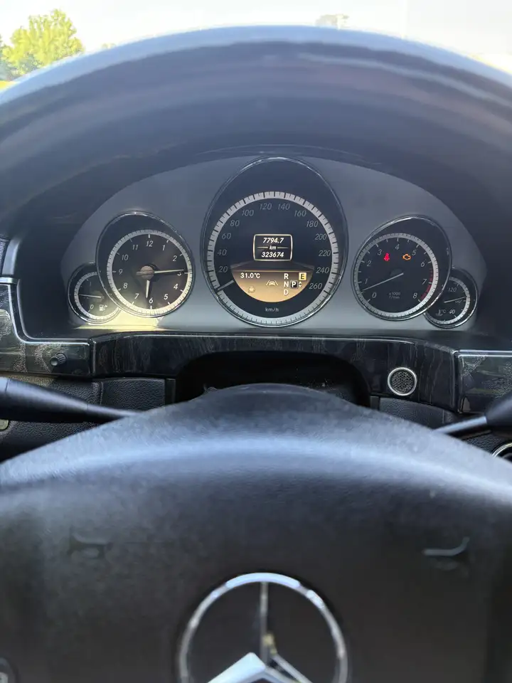 des-Benz E-Class снимка des-Benz E-Class