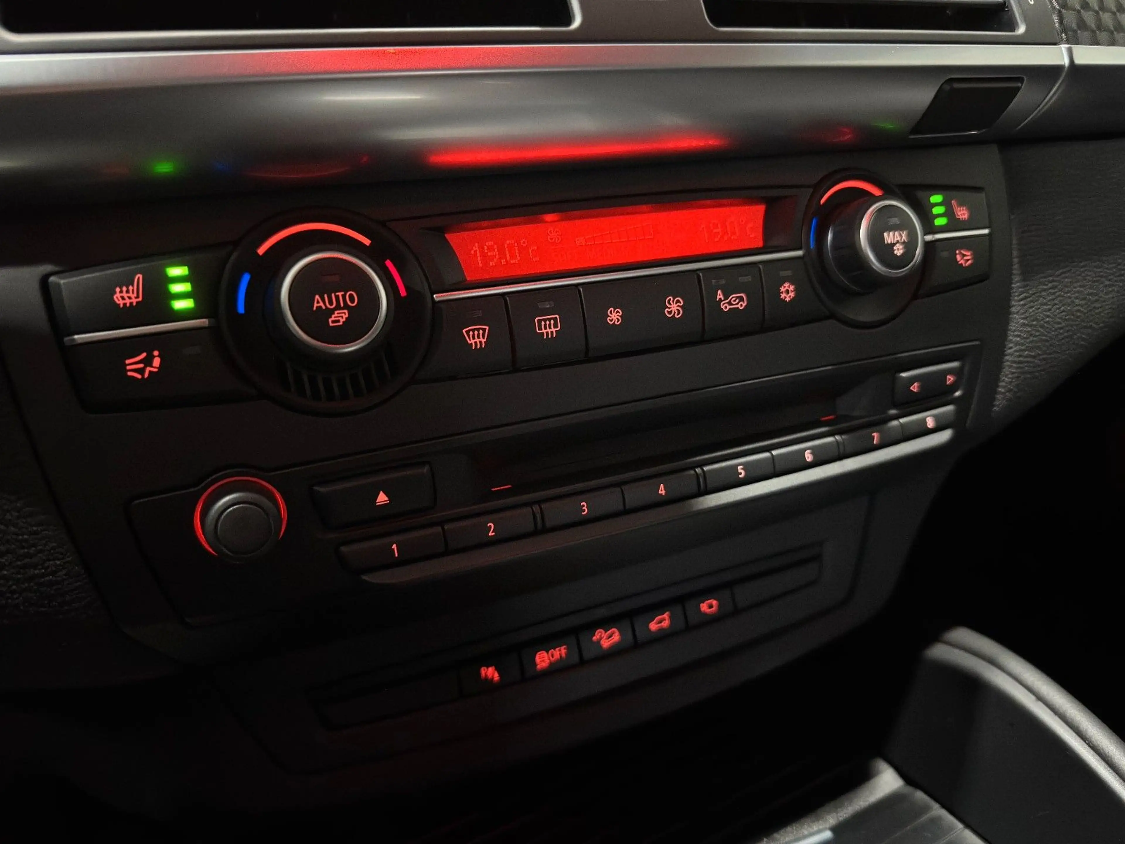 BMW X6 xDrive50i/M/LED/AHK/STANDHEIZ/MEMORY/HUD/4-ZO — photo 12
