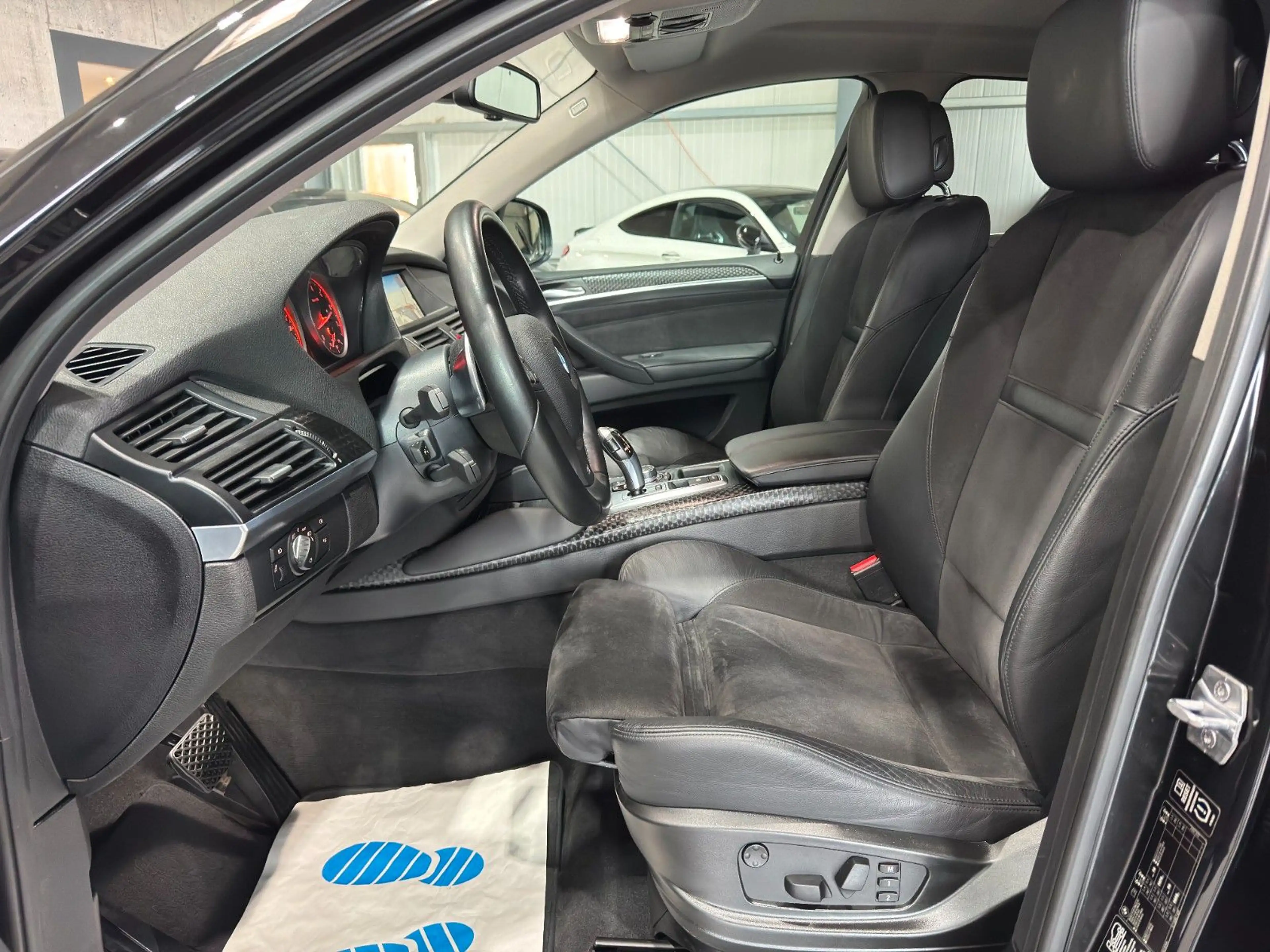 BMW X6 xDrive50i/M/LED/AHK/STANDHEIZ/MEMORY/HUD/4-ZO — photo 8