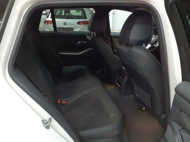 BMW 3 Series view 14