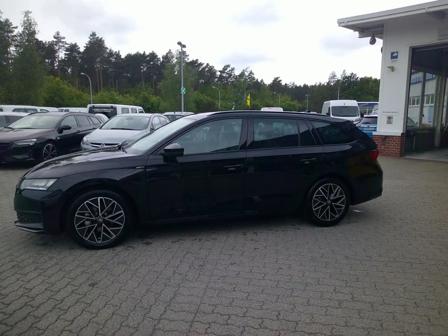 Skoda Octavia Combi 2.0 TDI DSG Sportline Schwarz - 2