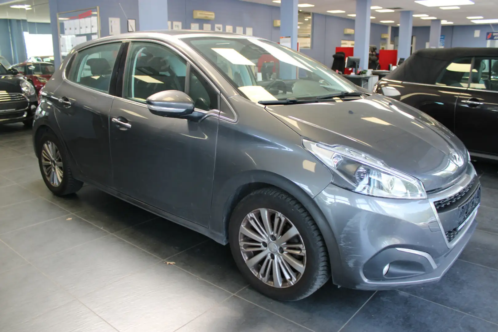 Peugeot 208 Blue-HDi 120 Allure Grau - 1