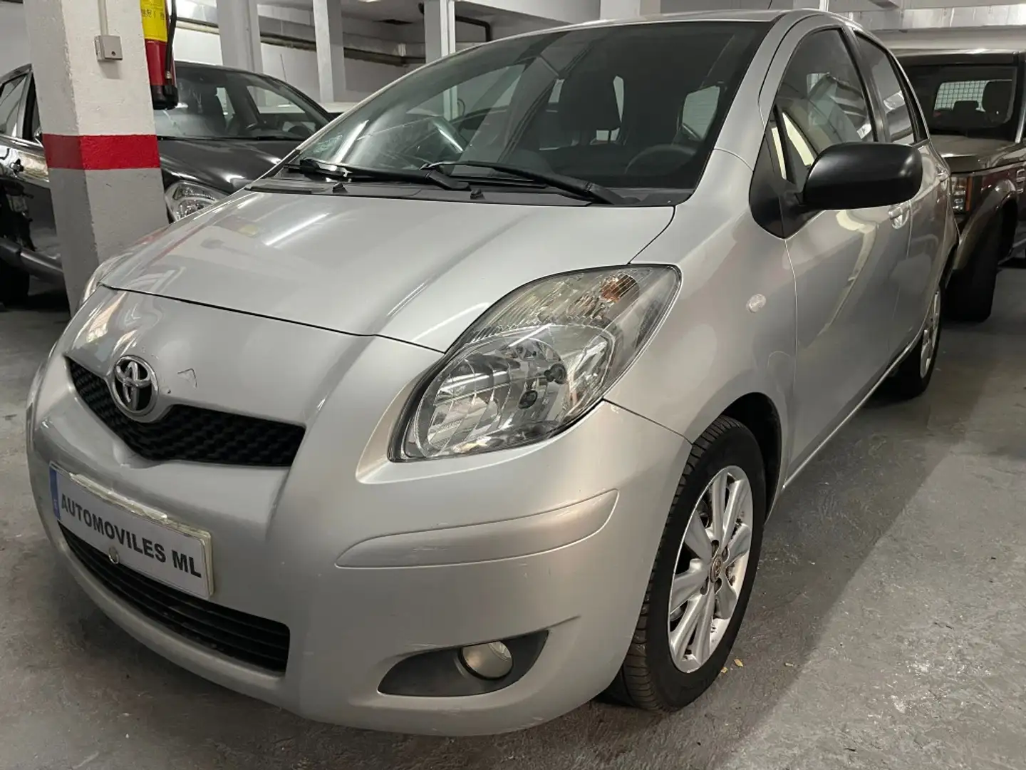 Toyota Yaris 1.4D-4D Live Gris - 1