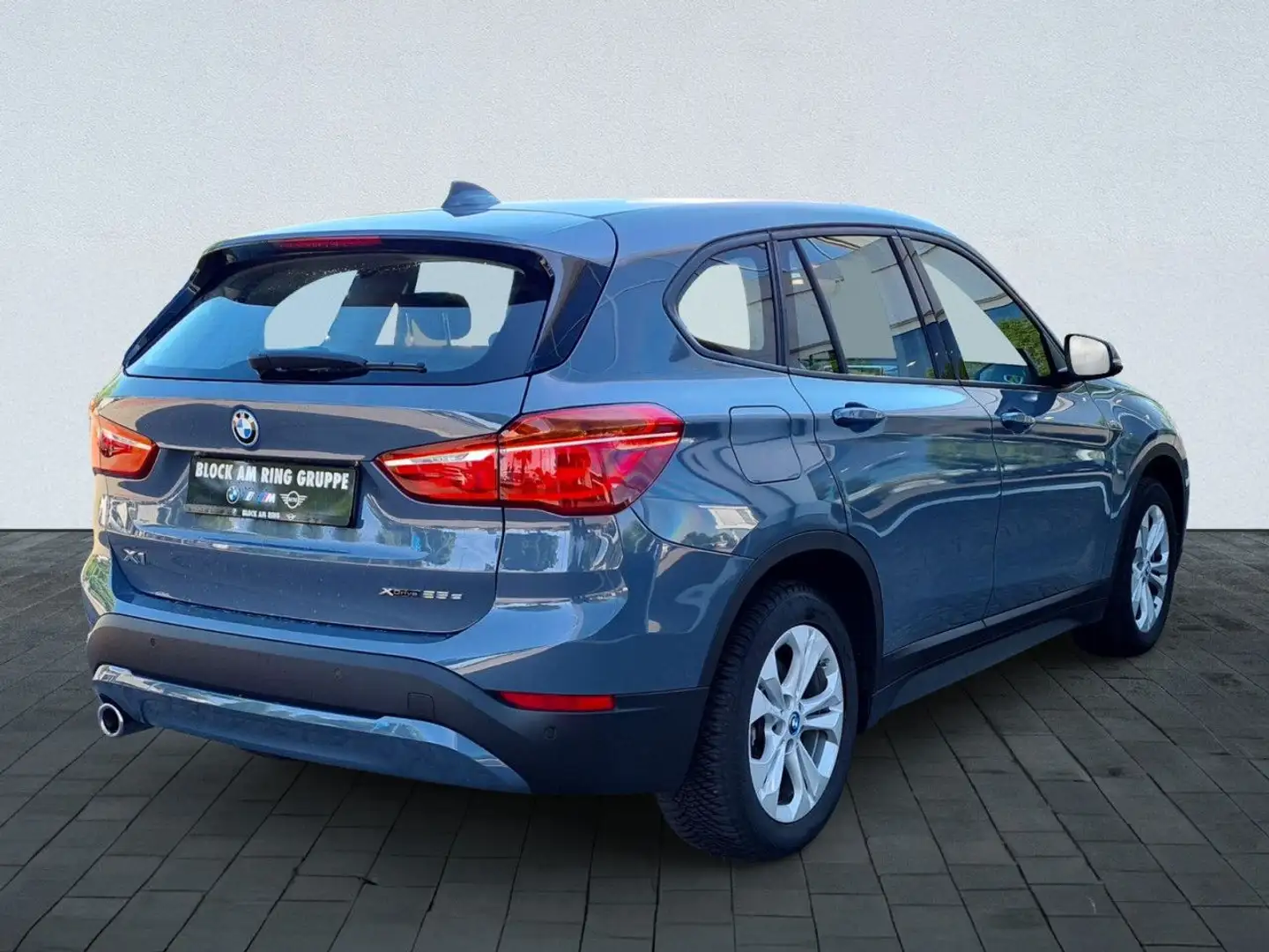 BMW X1 xDrive25e Advantage Navi Tempo SHZ PDC DAB Grau - 2