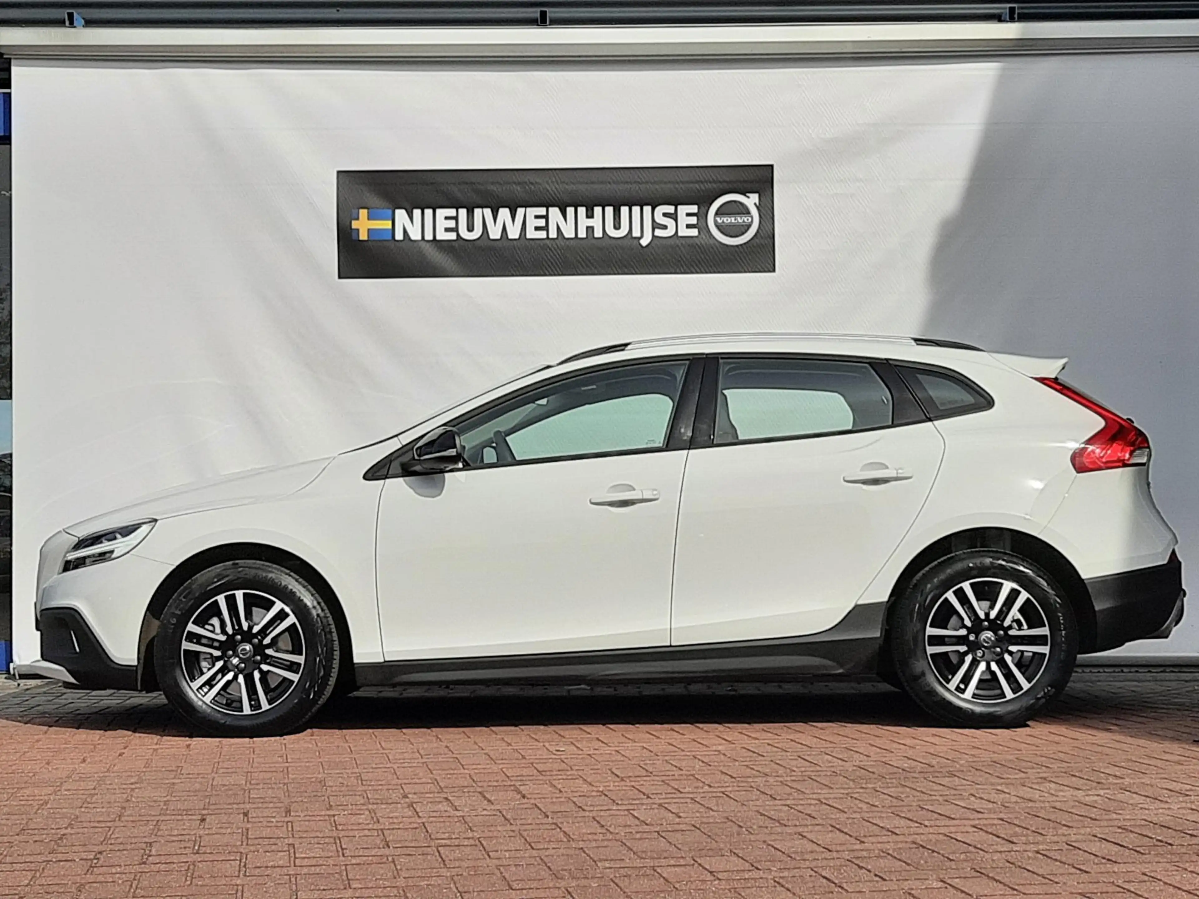 Volvo V40 Cross Country 1.5 T3 Edition+ — photo 3