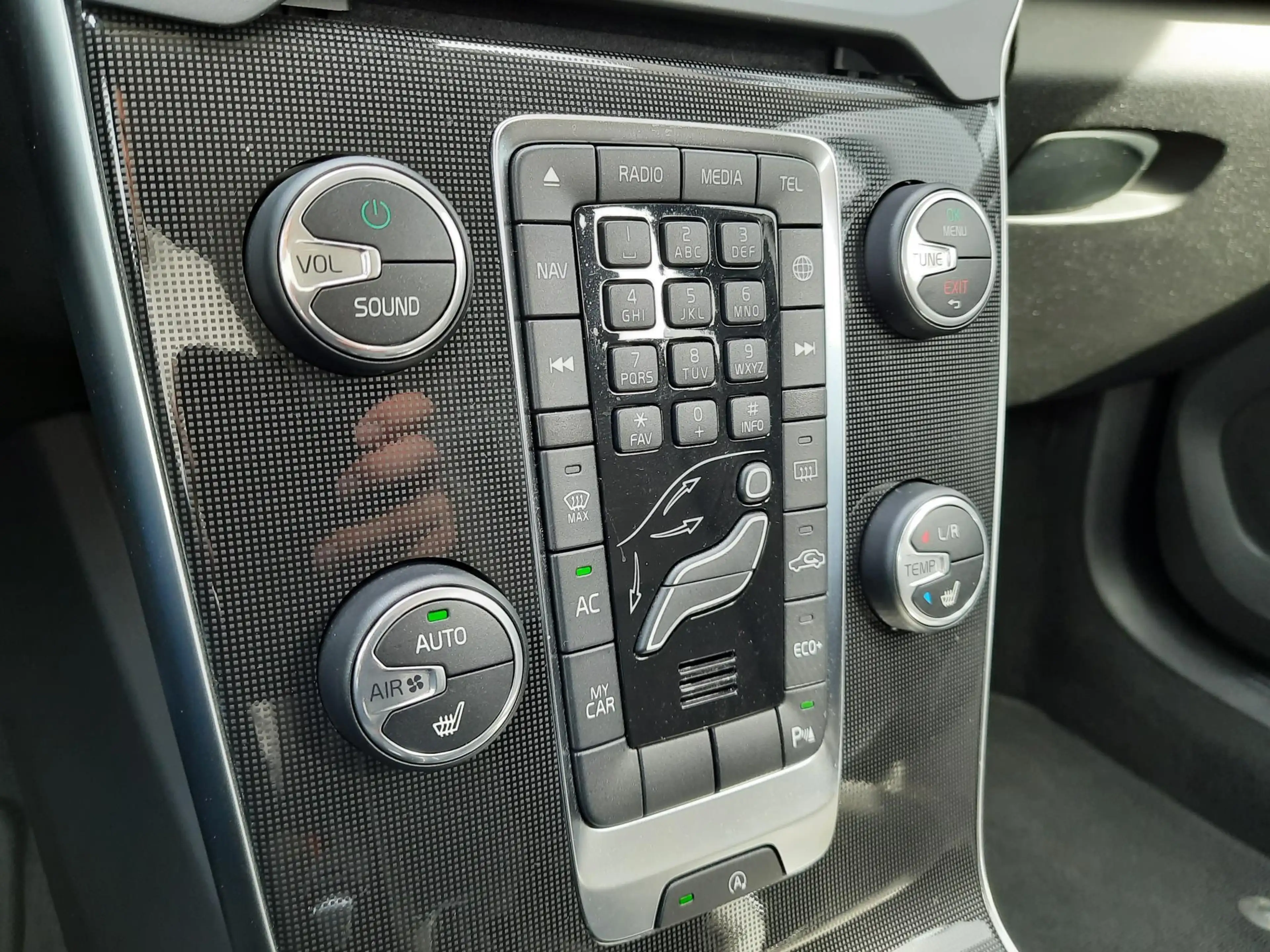 Volvo V40 Cross Country 1.5 T3 Edition+ — photo 11