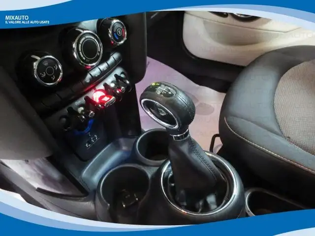 Mini Hatch view 8