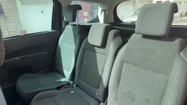 Peugeot 5008 view 9