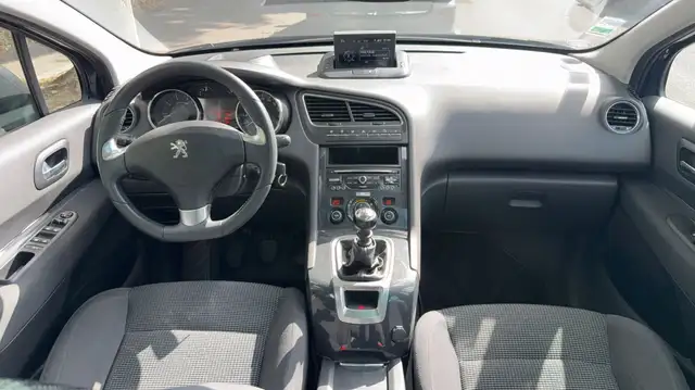 Peugeot 5008 view 11