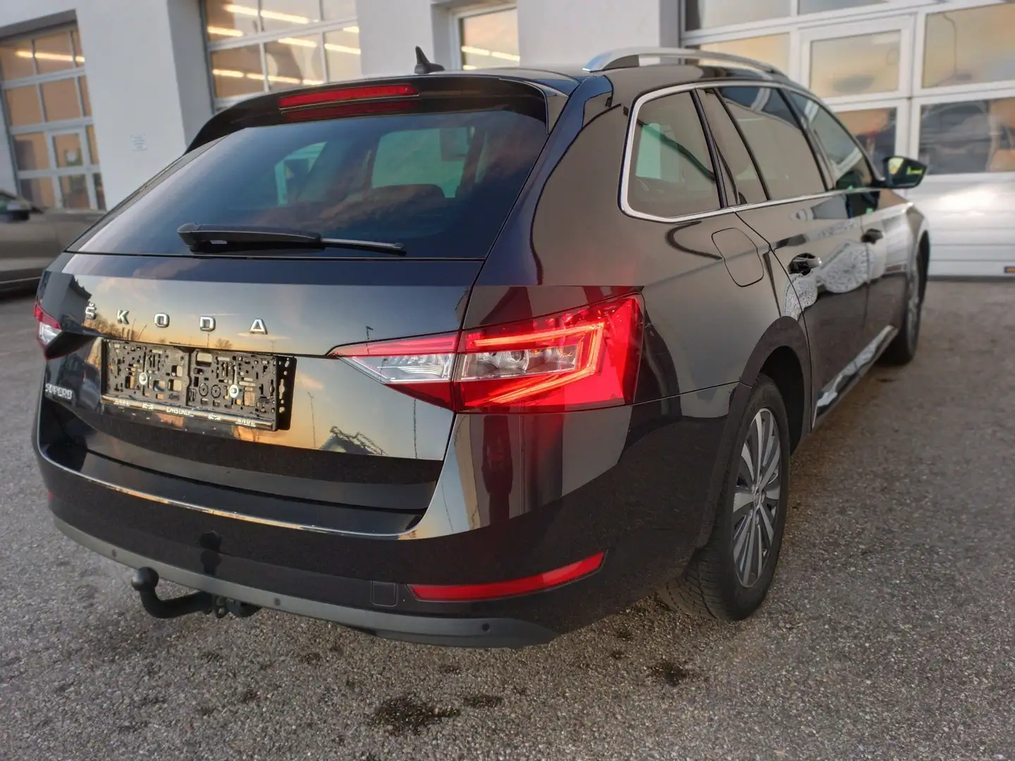 Skoda Superb Kombi 1,5TSI Ambition DSG,LEDER,NAVI,RADAR,APP,AHV Noir - 2