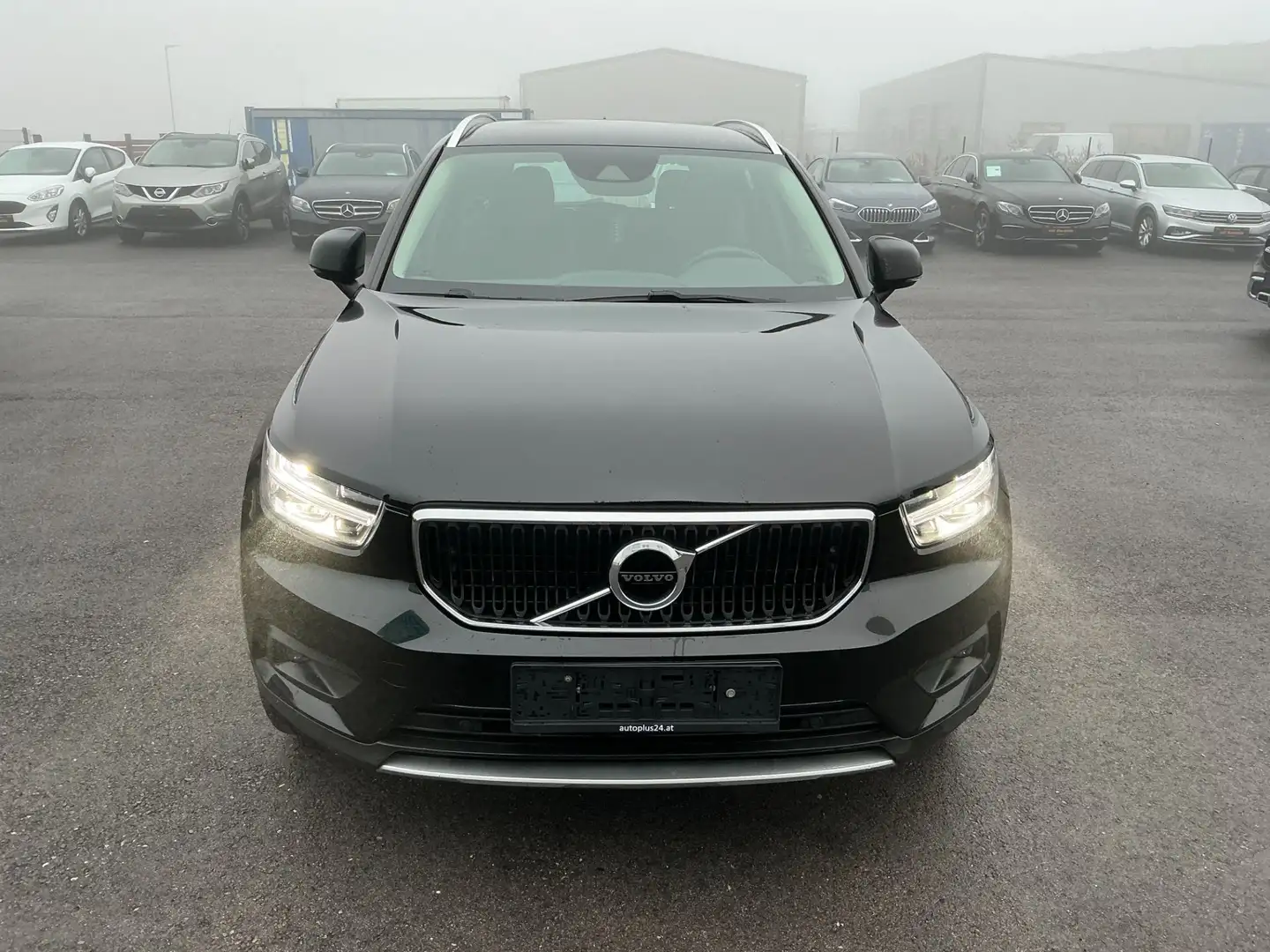 Volvo XC40 T2 Momentum Pro Geartronic Schwarz - 2