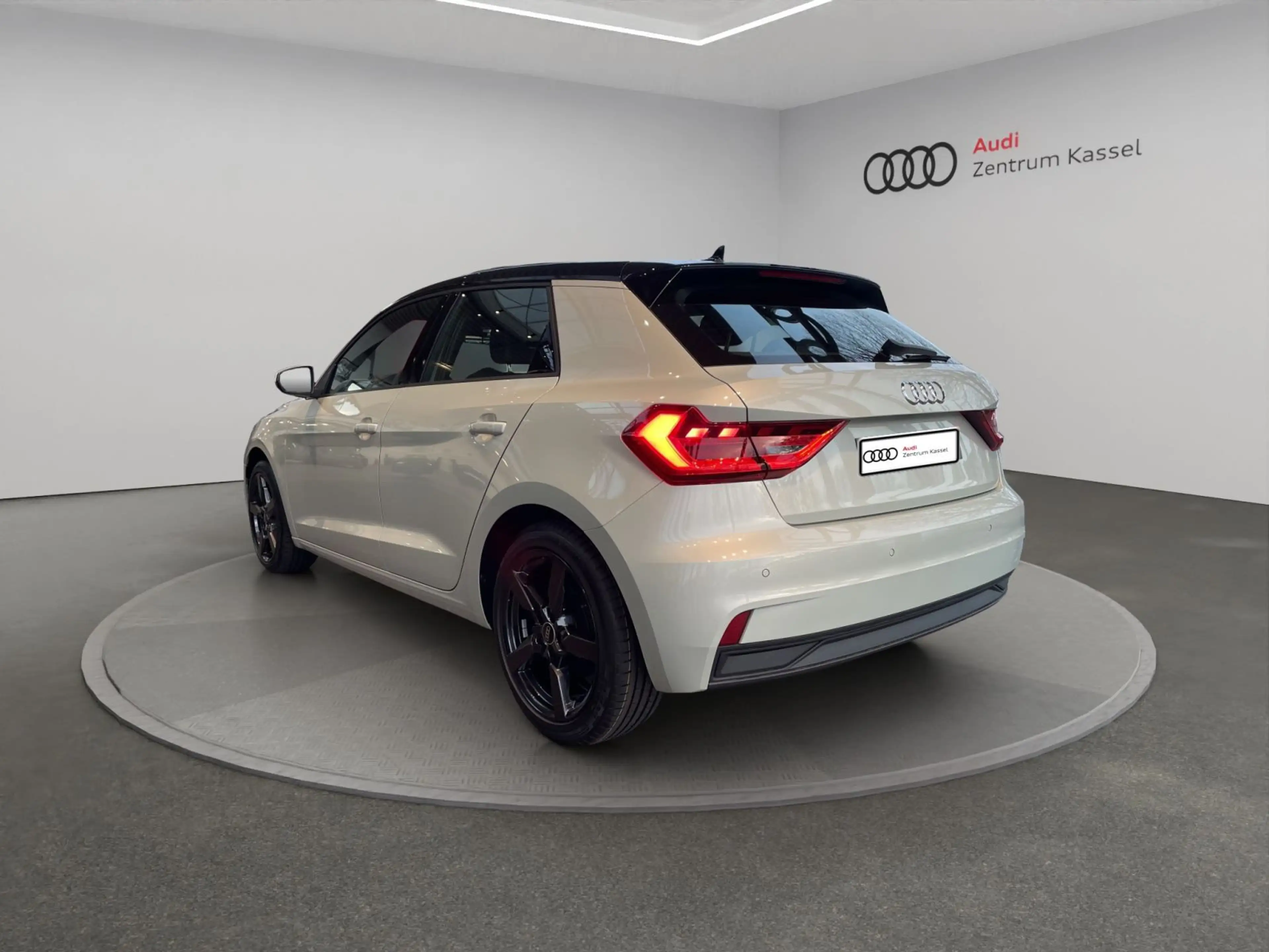 Audi A1 25 TFSI S line LED CarPlay PDC 17" — photo 4