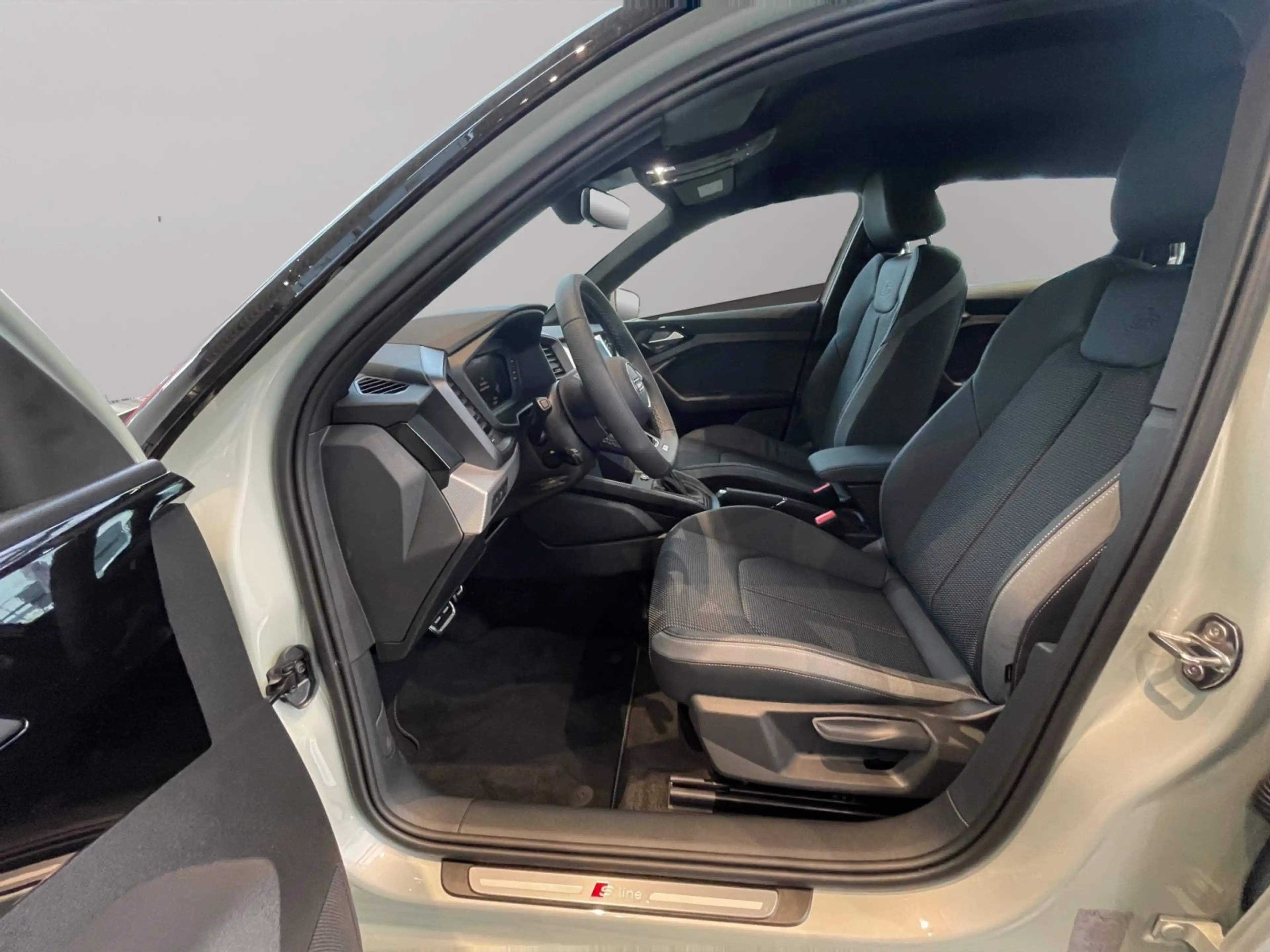 Audi A1 25 TFSI S line LED CarPlay PDC 17" — photo 9
