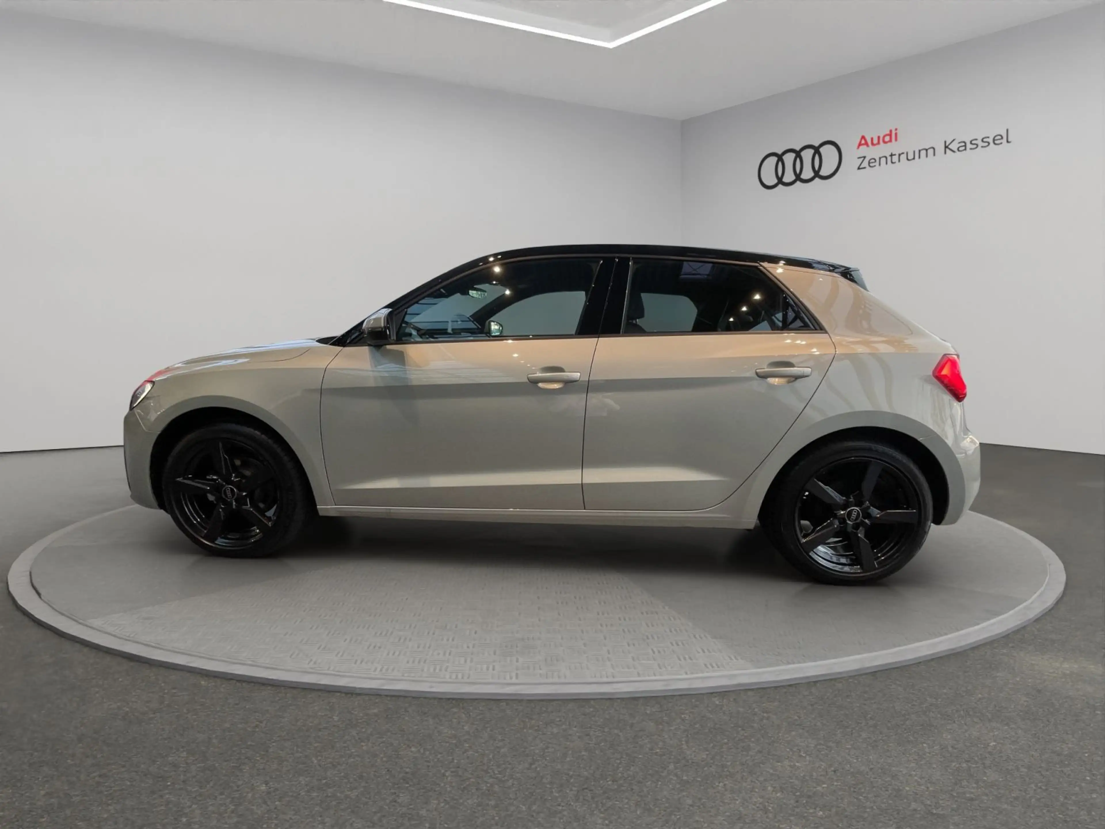 Audi A1 25 TFSI S line LED CarPlay PDC 17" — photo 3