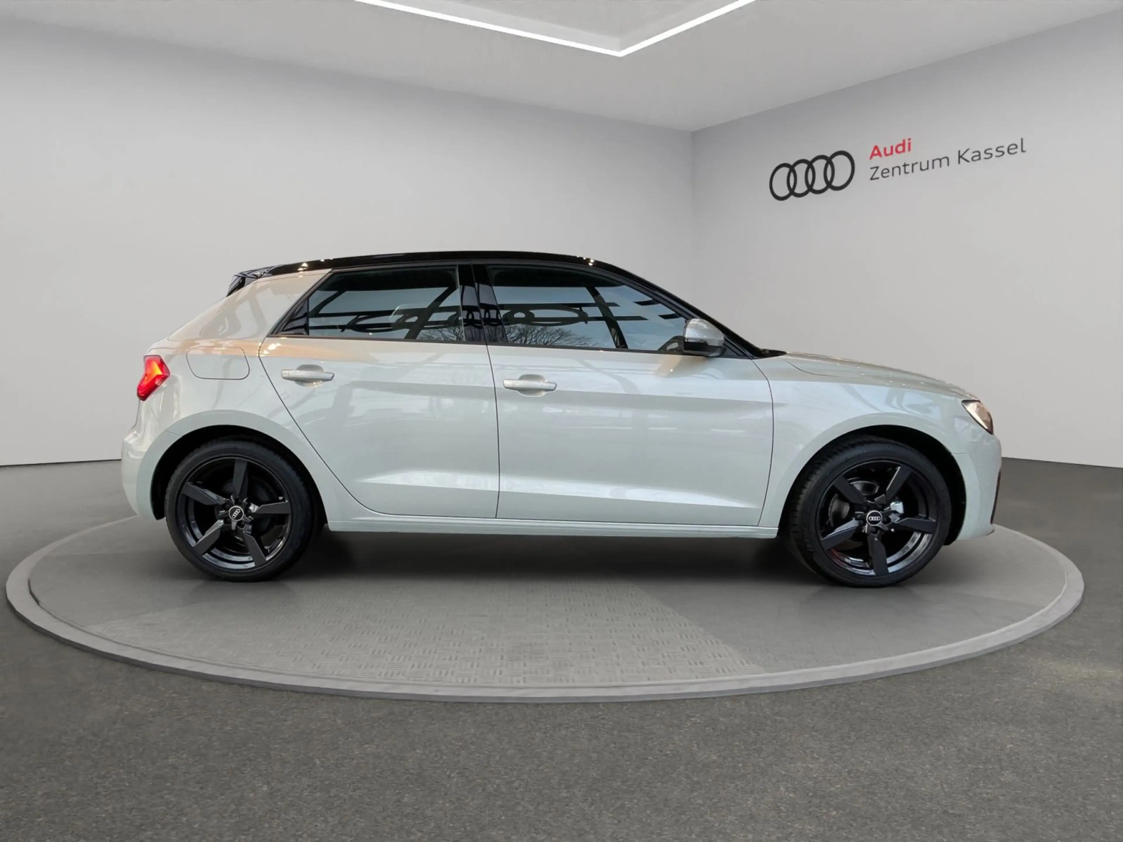 Audi A1 25 TFSI S line LED CarPlay PDC 17" — photo 6