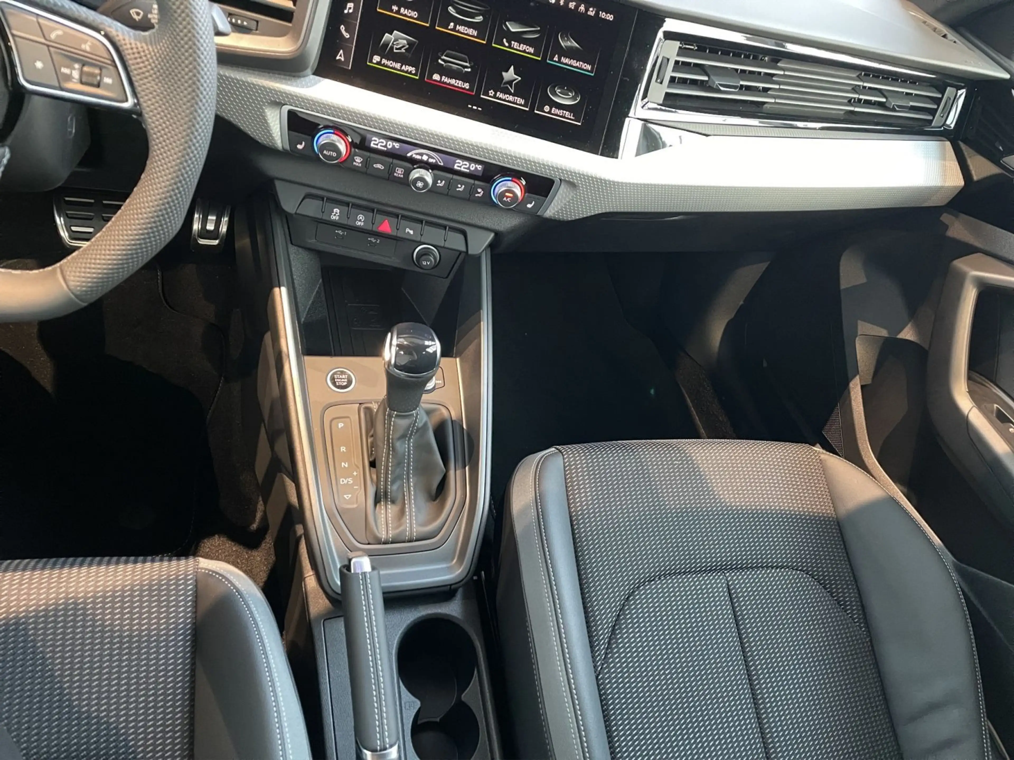 Audi A1 25 TFSI S line LED CarPlay PDC 17" — photo 13