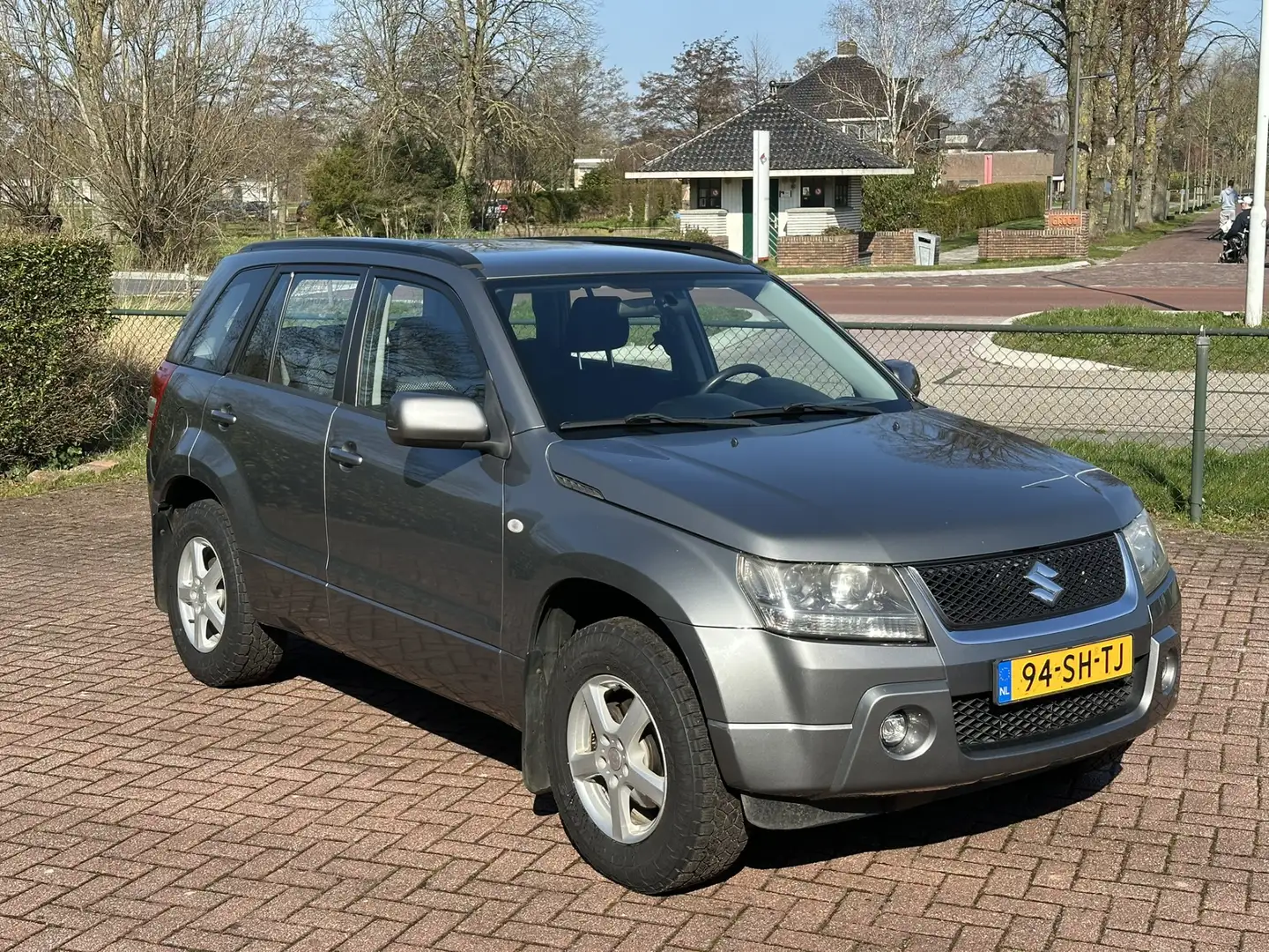 Suzuki Grand Vitara 2.0-16V Ecxlusive AWD Grau - 2