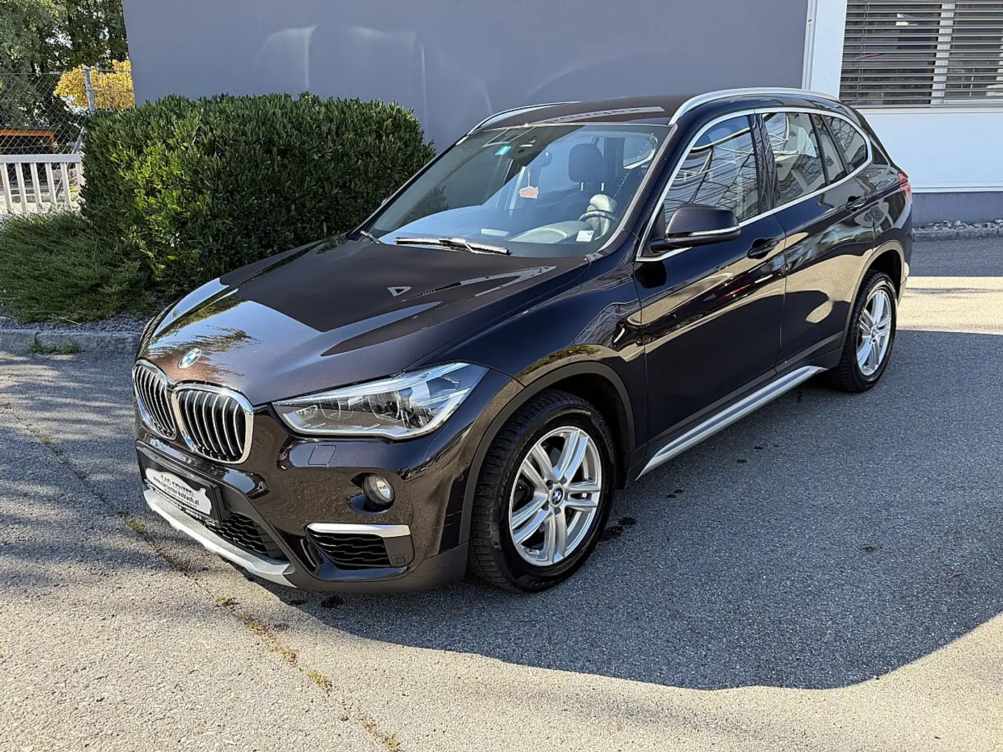 BMW X1 sDrive16d xLine Braun - 1