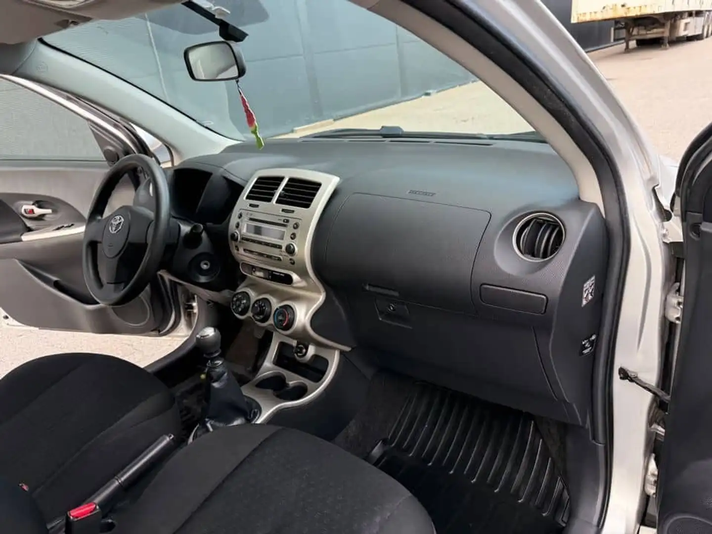 Toyota Urban Cruiser 90 D-4D FAP 2WD Lounge - 2