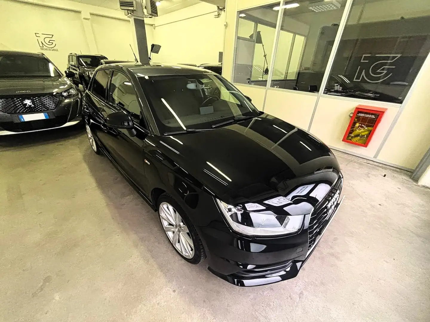 Audi A1 Sportback 1.0 tfsi Admired 82cv - S line esterno Zwart - 2
