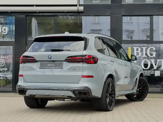 BMW X5 view 2