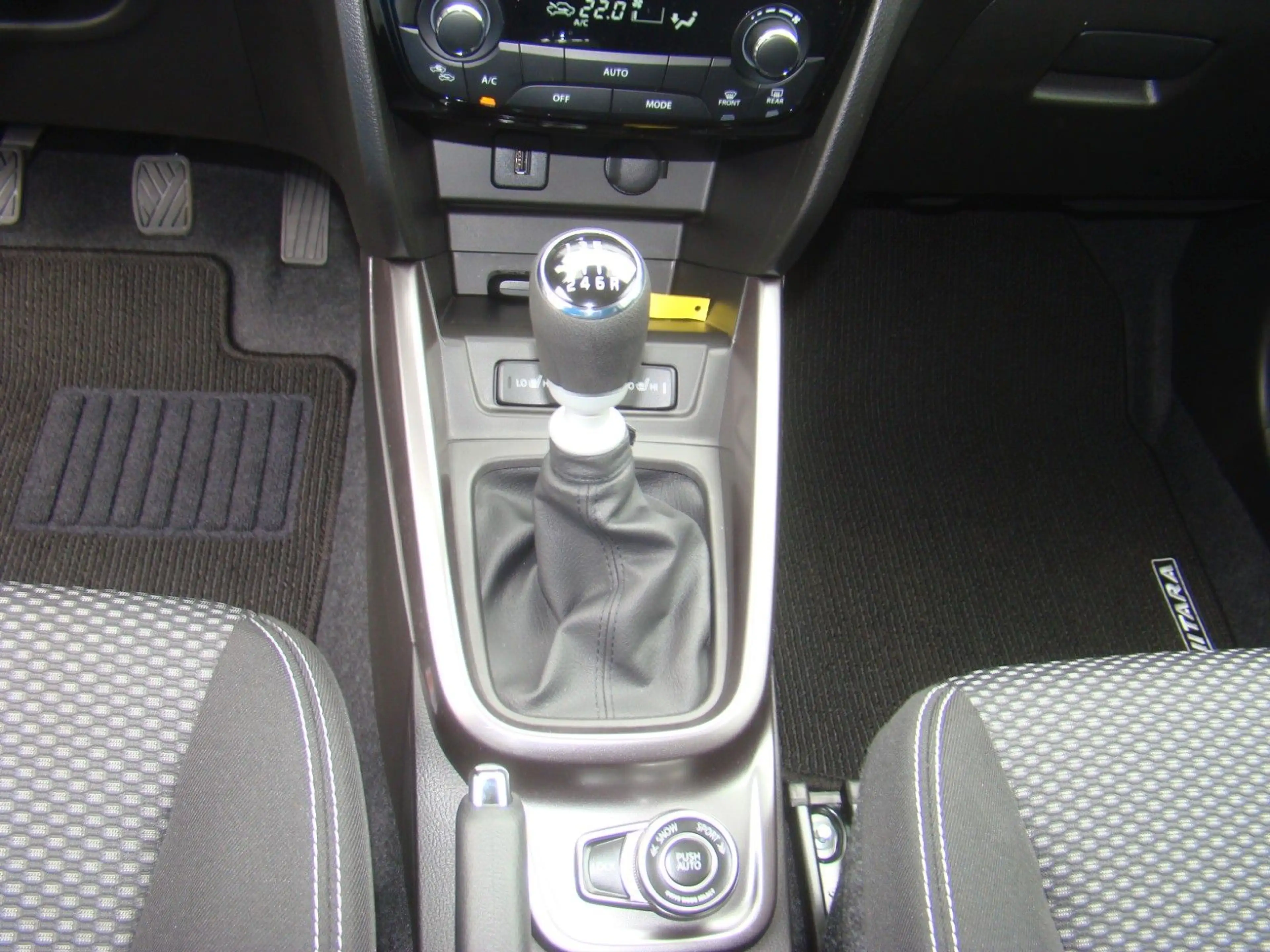 Suzuki Vitara 1.4 BOOSTERJET Hybrid Comfort Allgrip — photo 28