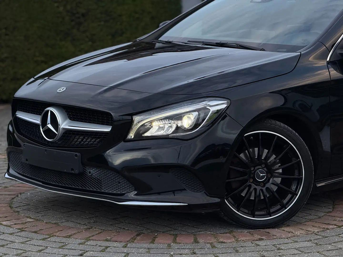 Mercedes-Benz CLA 180 Kosmoszwart/LED/Carplay/Keyless/Airco/Parkassist Noir - 2