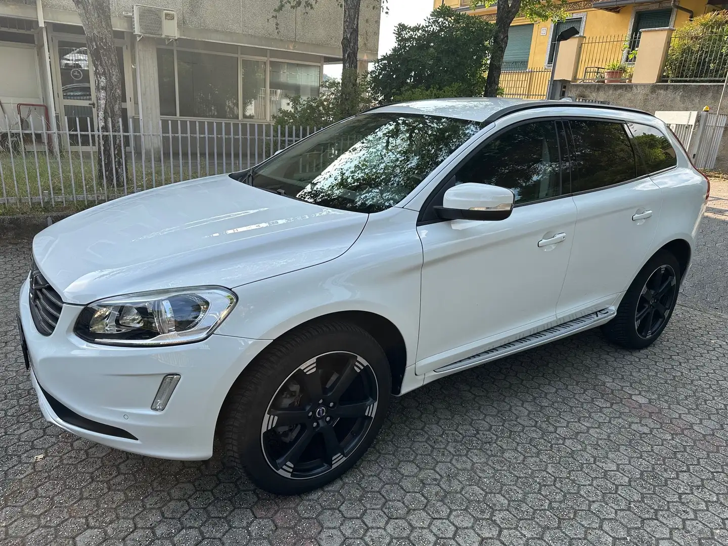 Volvo XC60 2.4 D4 Momentum AWD 163CV Geartronic*EURO5 - 1