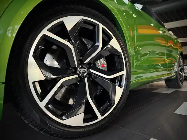 Audi RS Q8 view 3